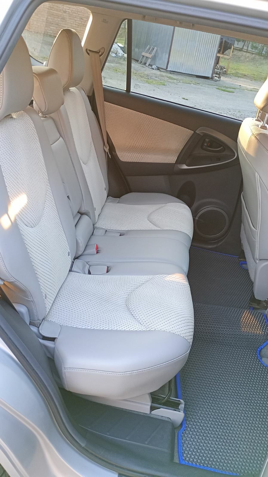 Yoyota RAV4 EV 2012