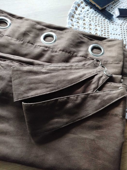 Dwie zasłony zaciemniające ciemna czekolada 230*245 na przelotkach