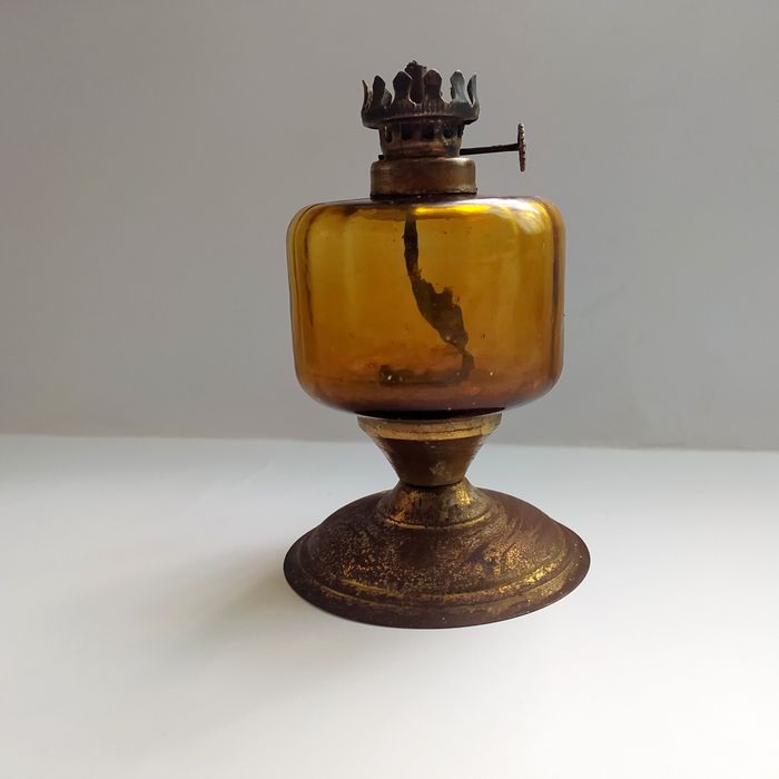 Lampa naftowa XIX w w kolorze bursztynu