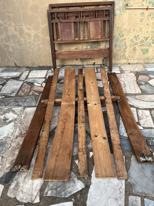 Cama solteiro em madeira maciça para restauro