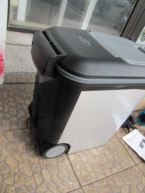 Curver Pojemnik na karmę dla psa 12 kg I 35L na kółkach