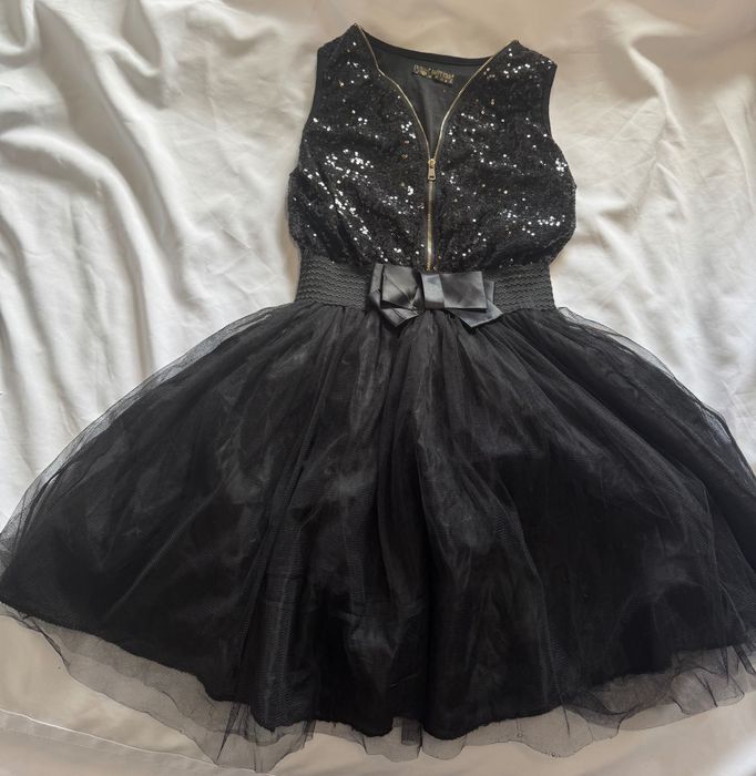 Czarna sukienka na imprezę