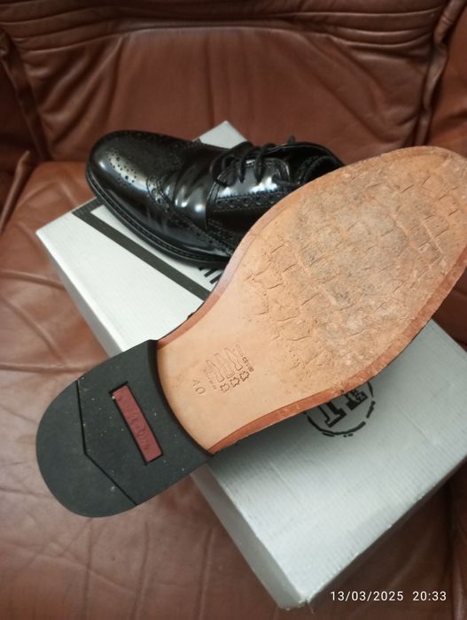 10€ cada par de sapatos em pele