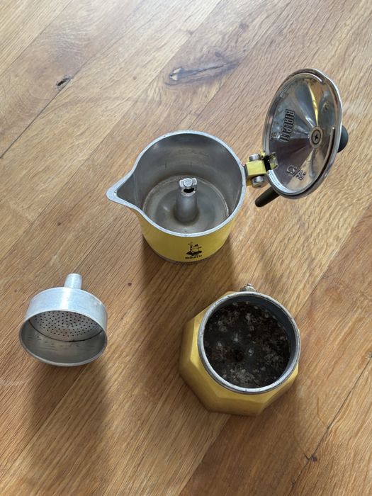 Żółte Bialetti Primavera Rainbow 3tz mokka do robienia kawy kawiarka