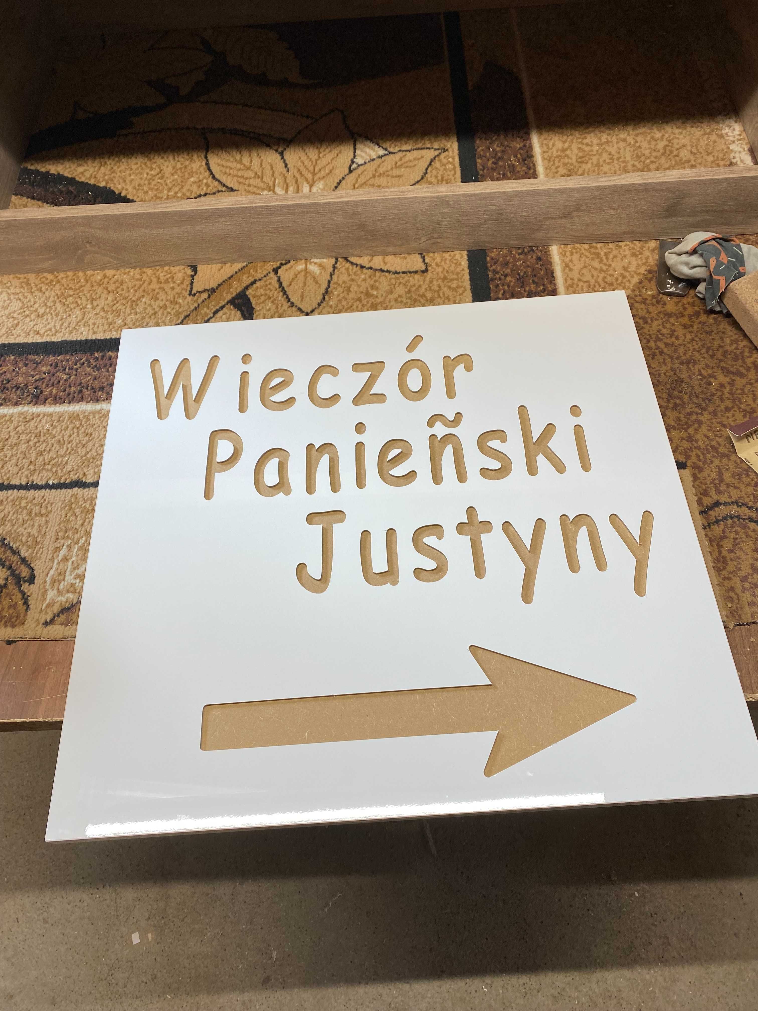 Szyldy adresowane wykonane na deskach (frezowanie cnc)