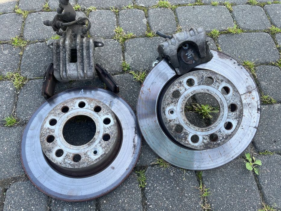 Tarcze x2 + klocki ZACISK HAMULCOWY LEWY PRAWY A3 8P OCTAVIA II GOLF V TYŁ KOMPLET