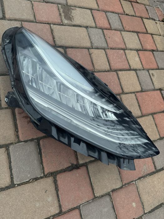 Фара права Tesla model 3