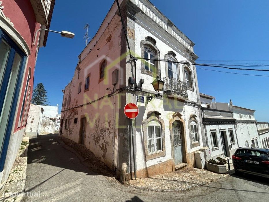 Prédio Tradicional com Terraço e Vista Panorâmica no Centro de Estoi