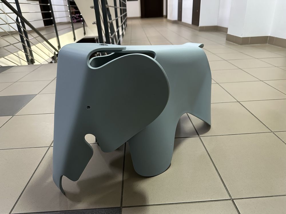 Stołek Elephant Eames marki Vitra
