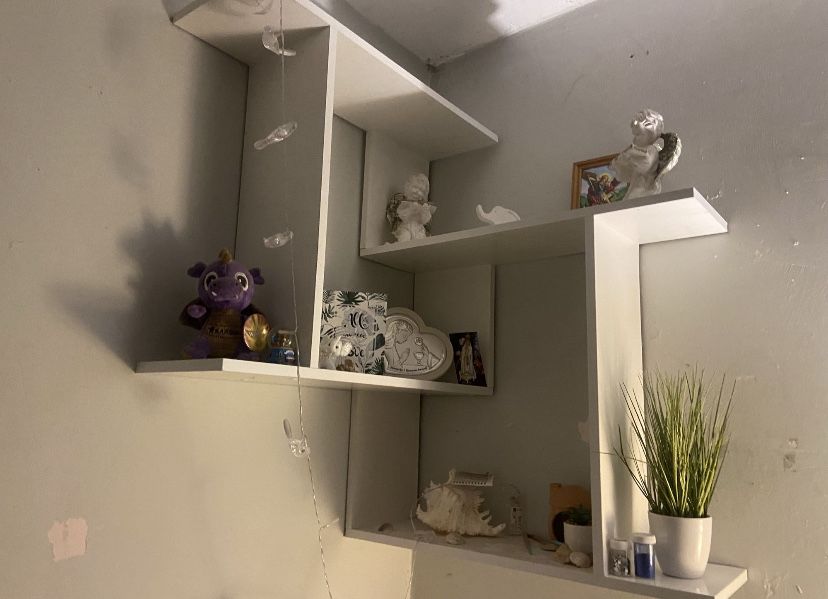 Biurko narożne z półką na ścianę