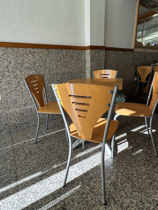 Mesas e cadeiras de café