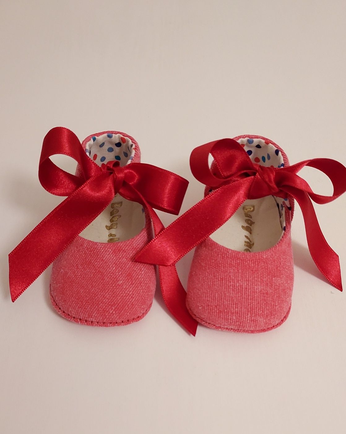 Sapatos de bebé menina, vermelhos e novos