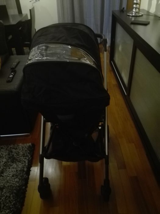 Carrinho de bebé e baby coke