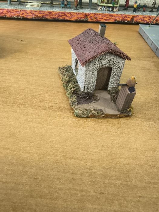 Zestaw budynków do makiety kolejowej – stacje, peron, domy, figurki