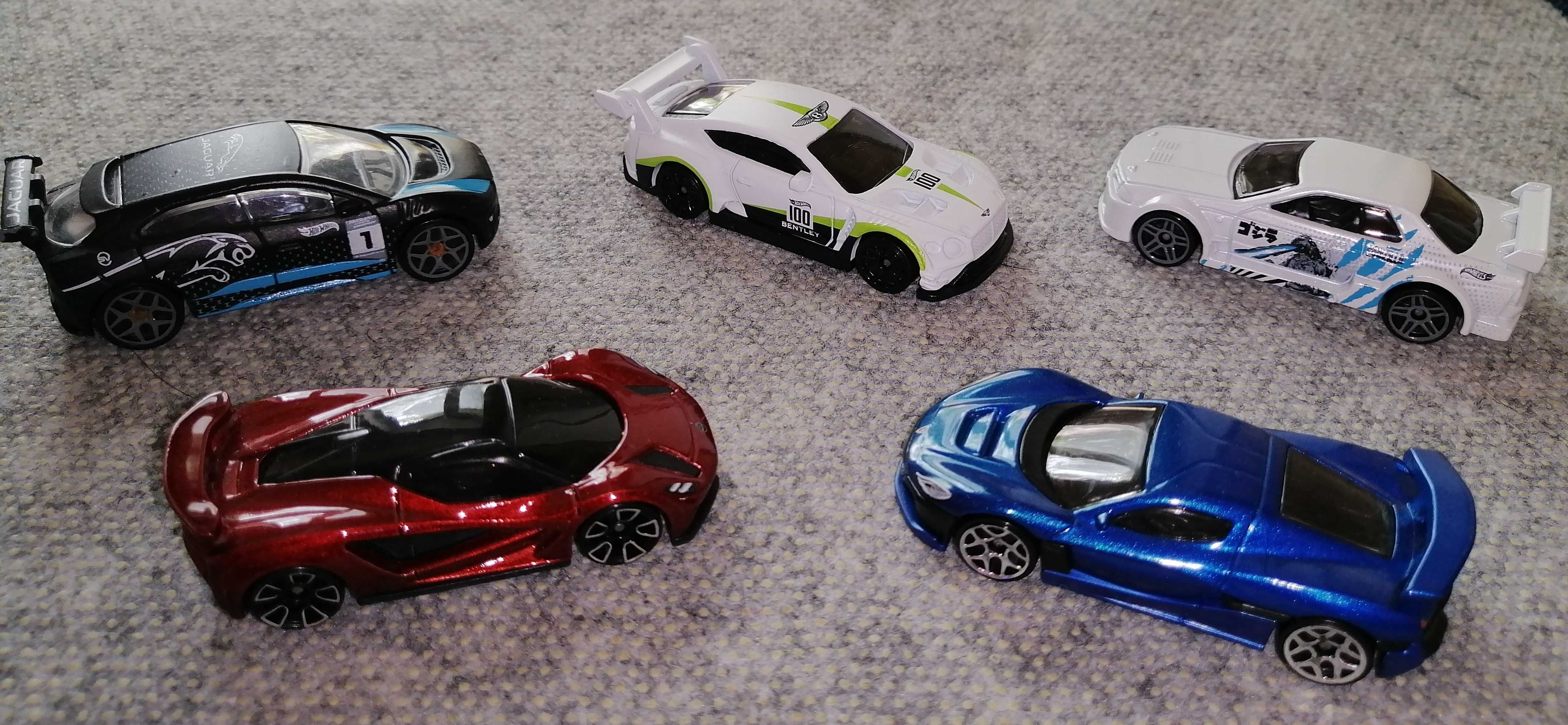 Hot wheels Batman(TH),Nissan, Beatles,BMW i8,Honda,Aston Martin