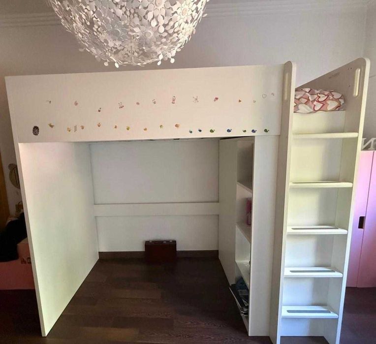 Cama alta  + secretária + colchão  (como novo)