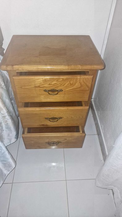 Cama casal pinho mel e mesinhas