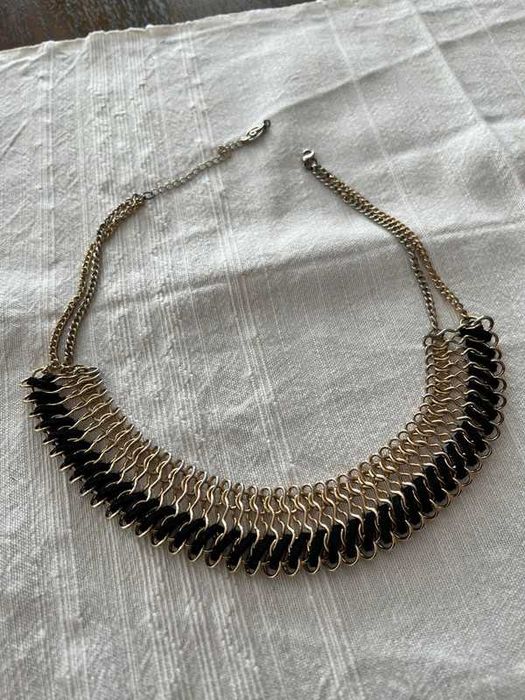 Colar Dourado e Preto