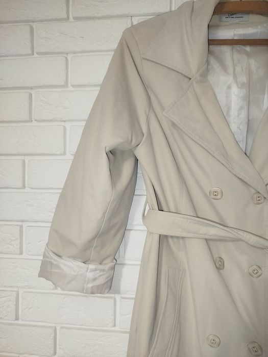 Płaszczyk damski trencz kolor śmietankowy