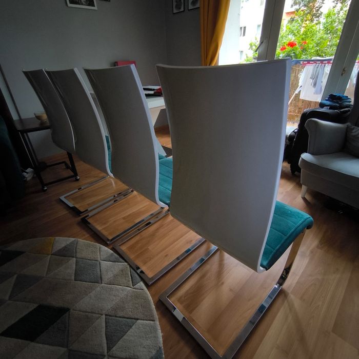 Biały stół z 4 krzesłami