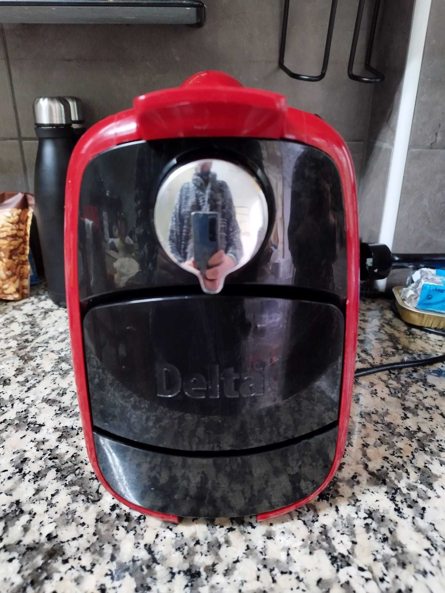 Máquina de Café Delta Vermelha