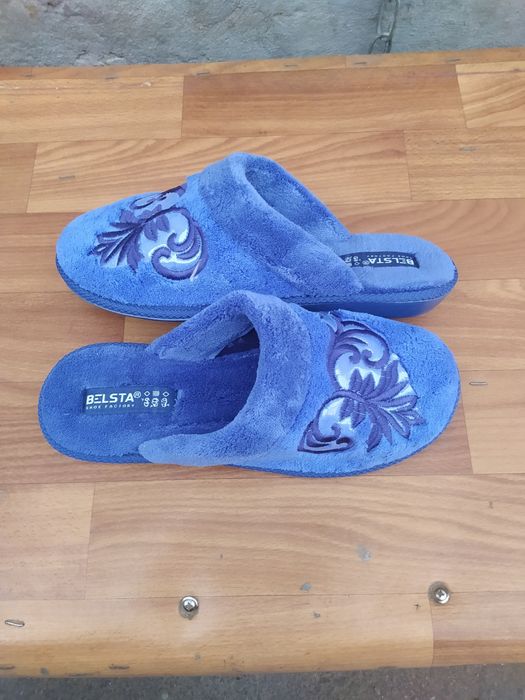 Продам женские синенькие с вышивкой узором . 330 грн.