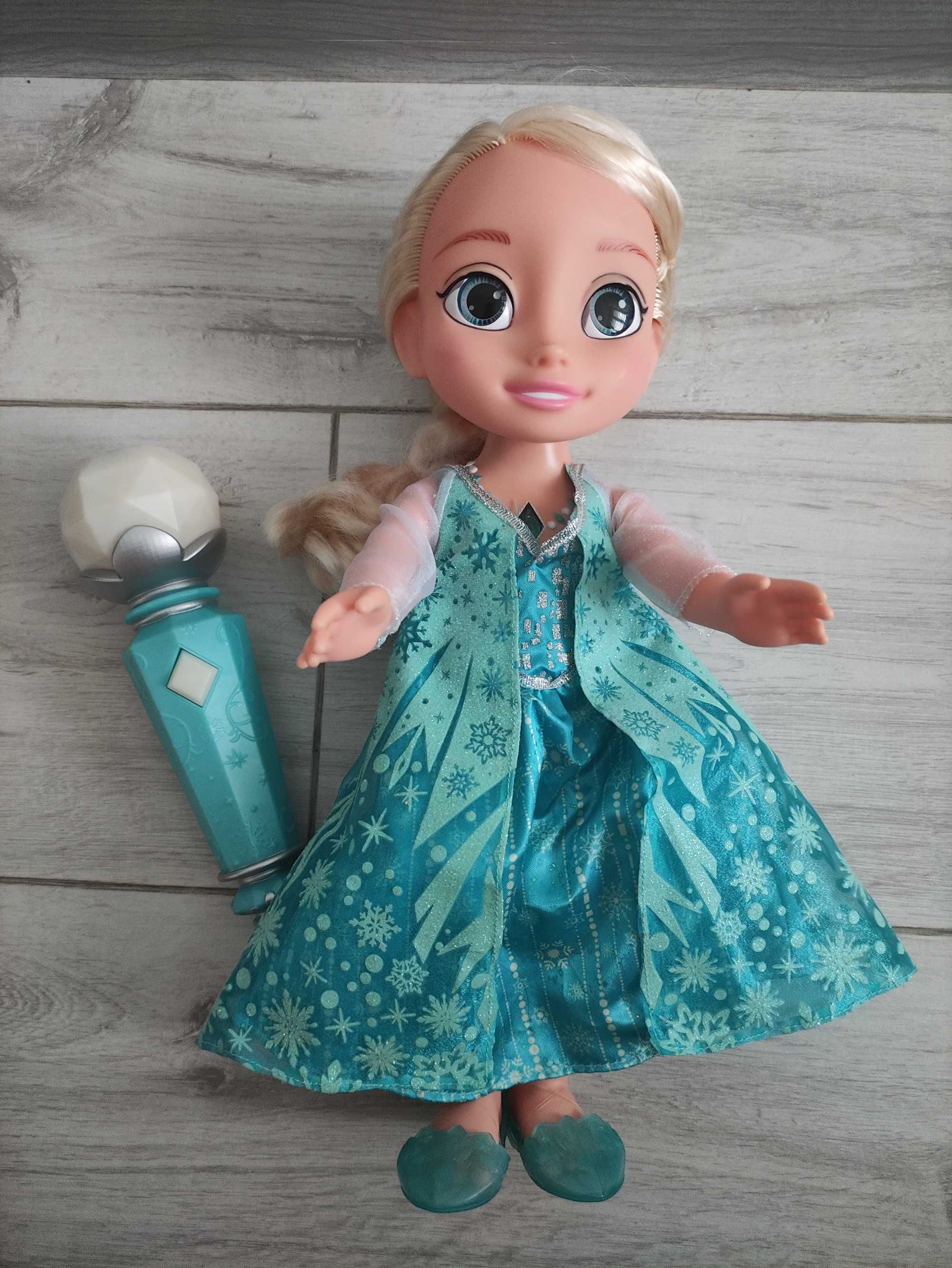 Śpiewająca Elsa z mikrofonem