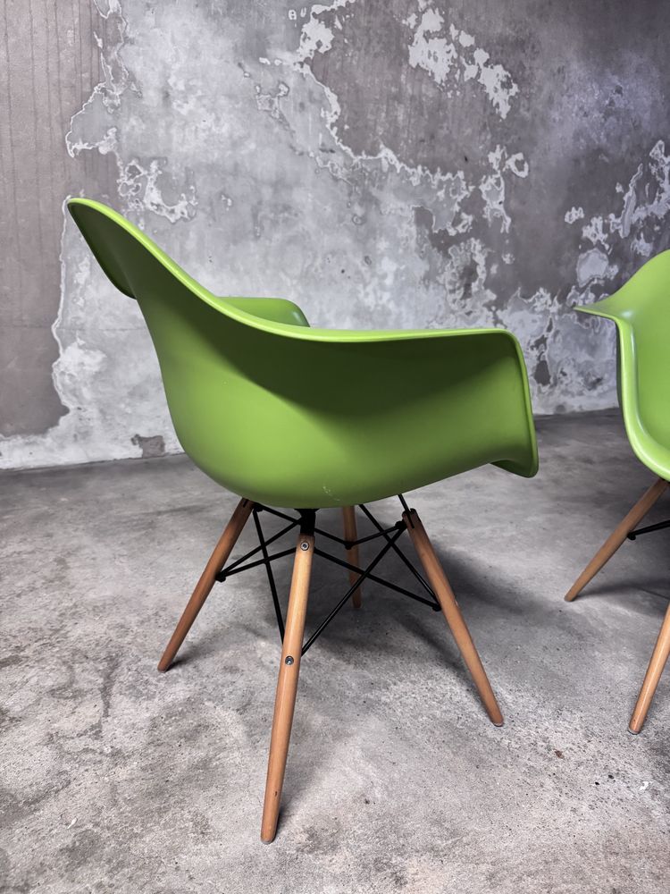 Cadeira com braços Charles Eames. Ótimo estado.