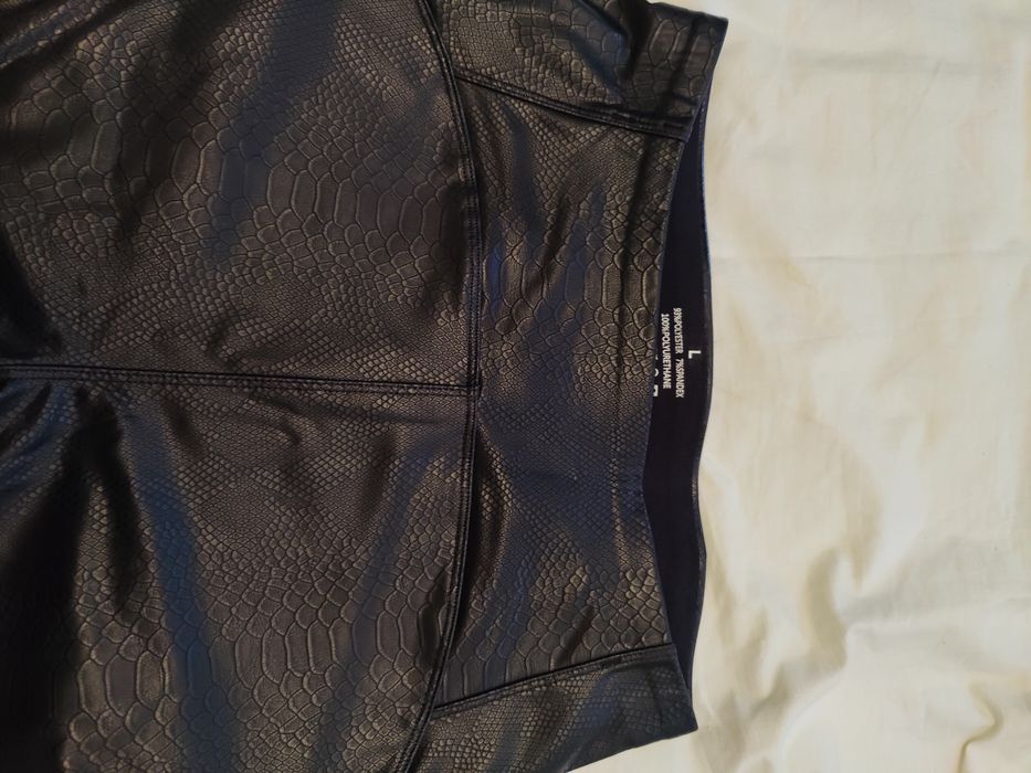 Legginsy na cienkim polarze z wężowej eko skóry.
