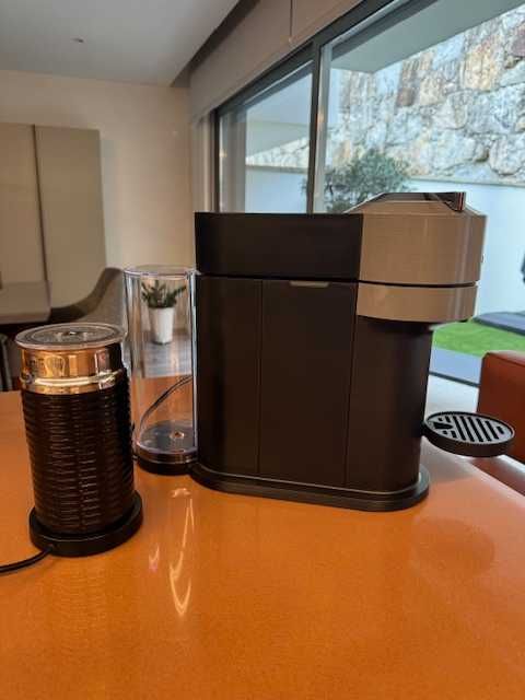 Máquina de café Nespresso Vertuo Next Darke Grey e Aerocino Negro.