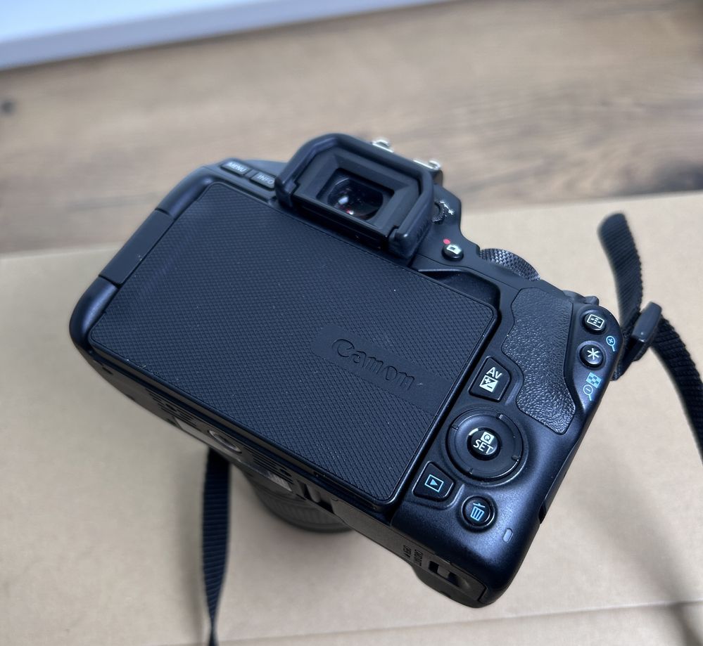 Kamera Canon EOS 250D 18-55 IS STM Black