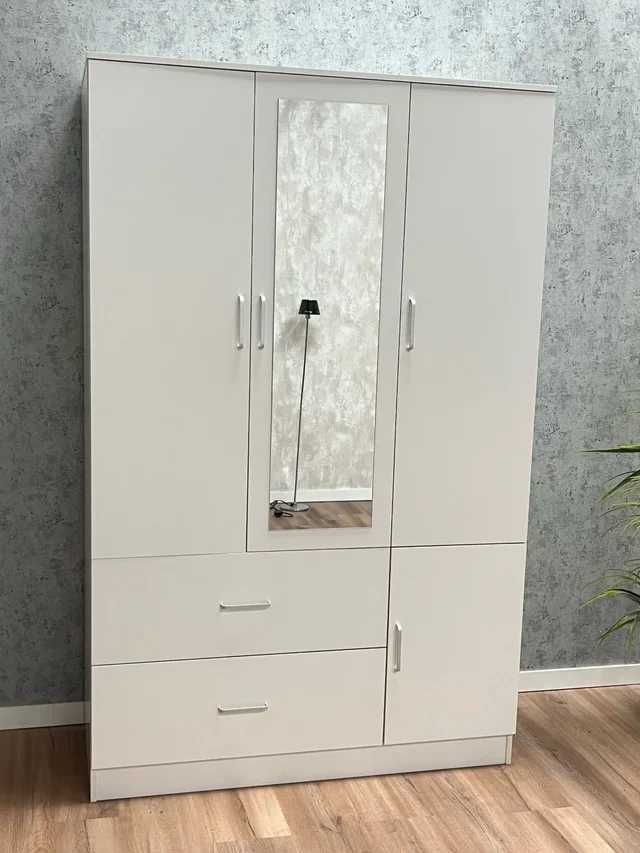 Roupeiro branco de três portas novo - venda