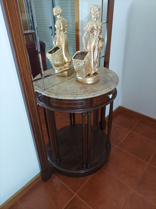 Móvel antigo e apoio restaurado estilo inglês com embutidos maquetaria