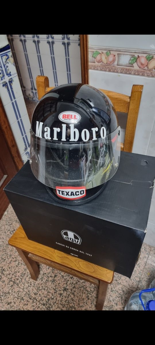 Capacete  retro  do famoso  james hunt campeao  de formula 1 de 1976.