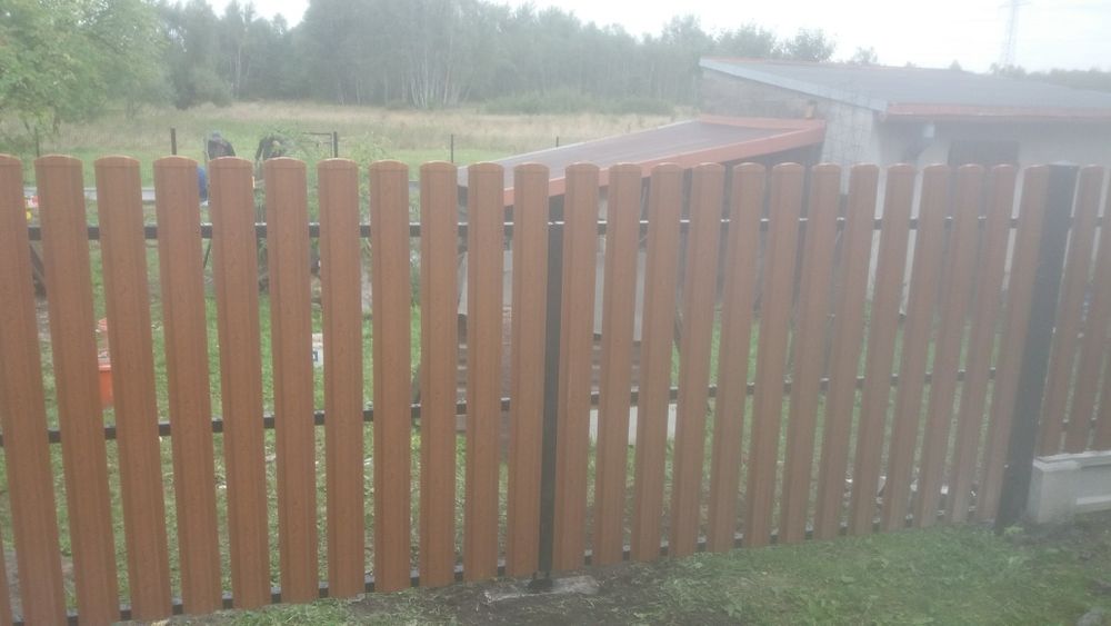 Ogrodzenie ze sztachet metalowych przęsła na podmurówce