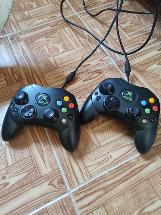 Vendo x box com dois comandos e 21 jogos.