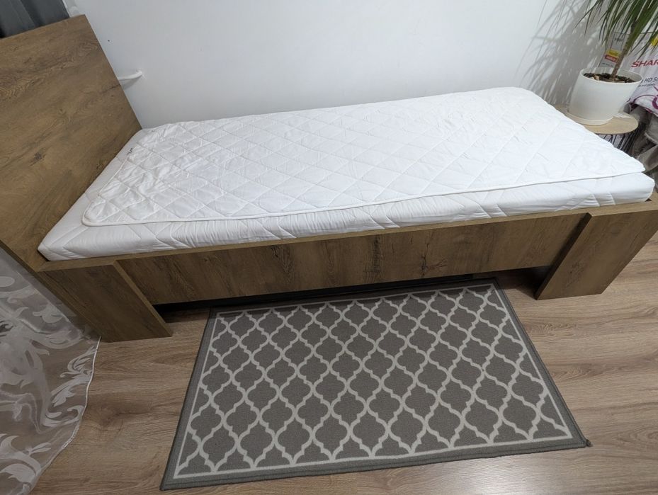 Łóżko z materacem