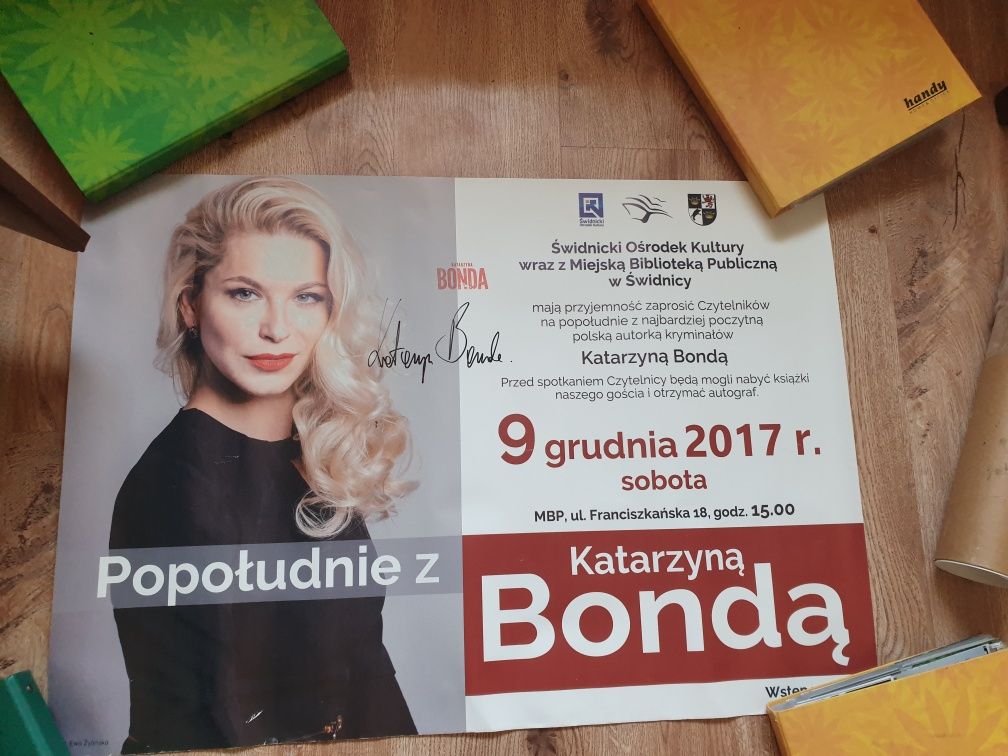 Plaka Katarzyna Bonda z jej autografem