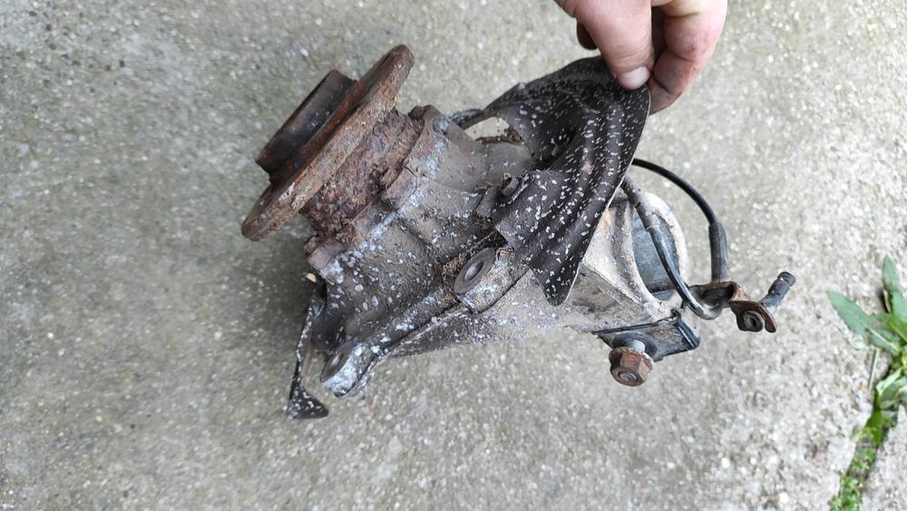 Zwrotnica BMW E90 3.0d piasta LP