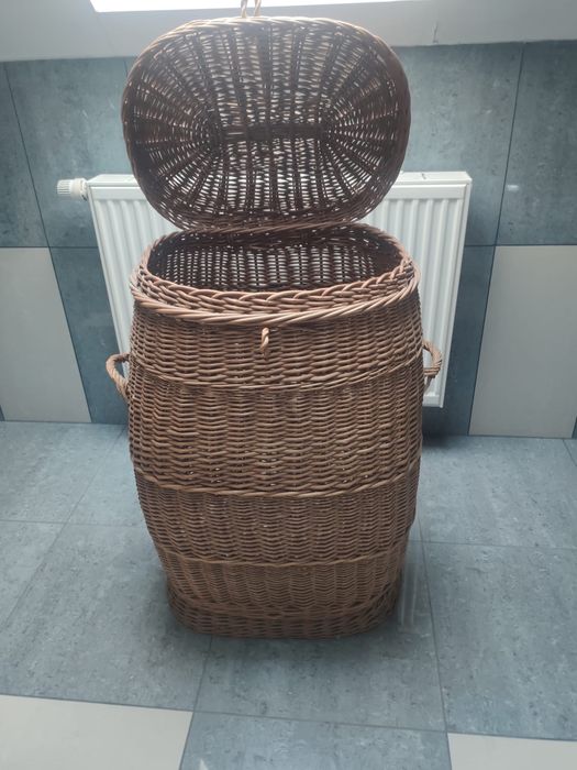 Duży kosz wiklinowy, zamykany z uszami. Stan bdb