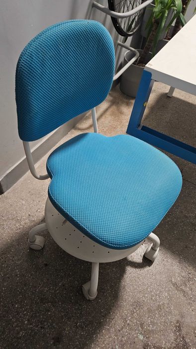 Krzesło Vimund i biurko regulowane Pahl