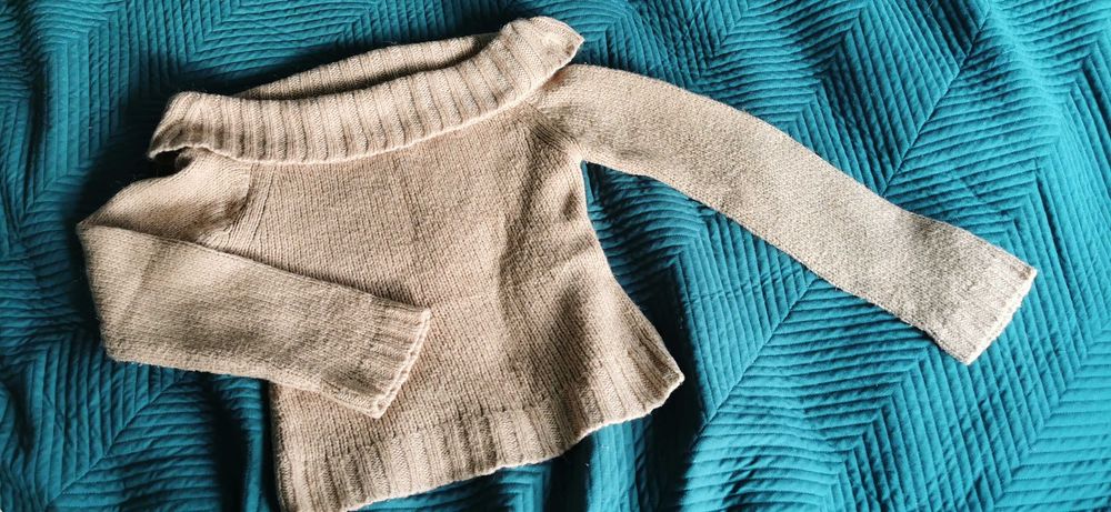 Sweter z dekoltem w łódkę. Odkryte ramiona.