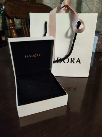 Pandora коробка та подарунковий пакет