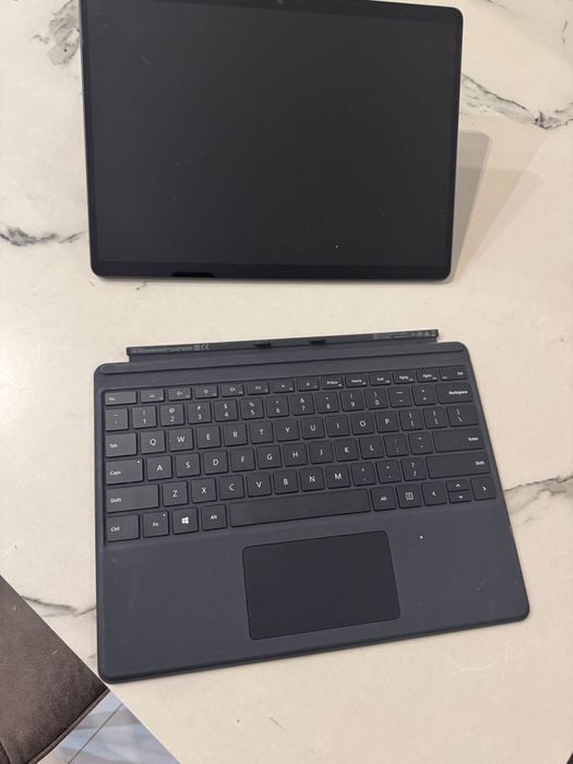 Microsoft Surface Pro 8 ( core i5) + klawiatura. 
 Mocny , Dotykowy.