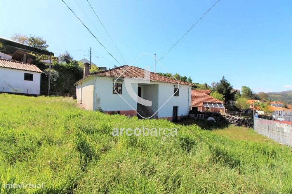Moradia em pedra para remodelar, com terreno,  à entrada da Vila de Pa