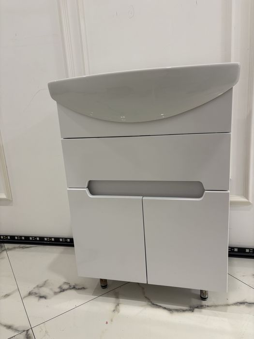 Тумба на ніжках з умивальником + зеркало