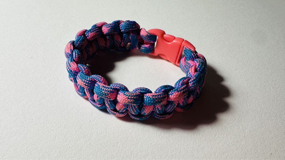 Bransoletka survival paracord różowo niebieska 15 cm