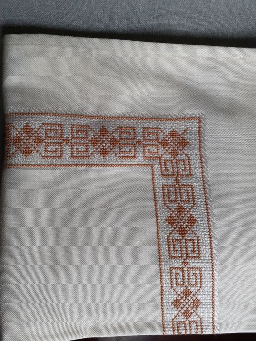 2 Toalhas de Mesa - Bordado à Mão