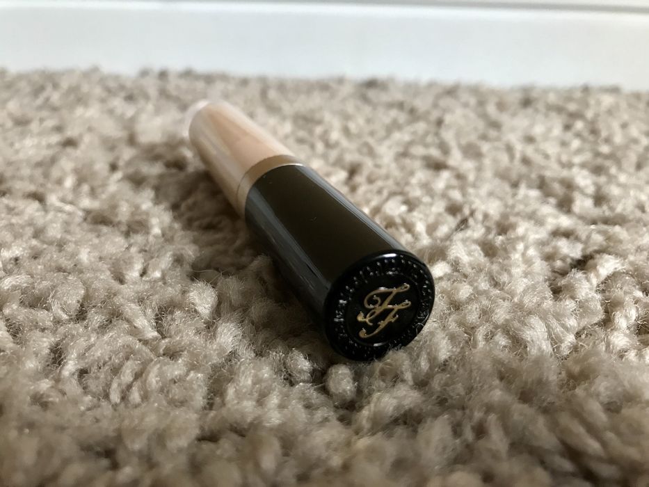 Too Faced Born This Way Very Fair korektor do makijażu