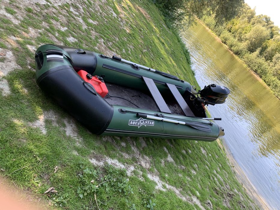 Лодка з надувним кілем та мотором